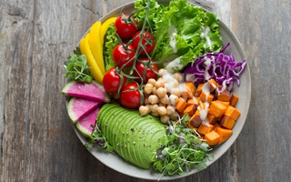 Zalety korzystania z cateringu dietetycznego - jak catering może pomóc w utrzymaniu zdrowej diety i oszczędzić czas