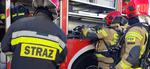 Dwóch chłopców na zewnętrznym parapecie. O krok od tragedii