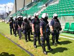 Policjanci ćwiczyli na stadionie i lotnisku