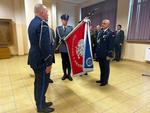 Inspektor Janusz Śnios pożegnał się ze sztandarem Komendy Powiatowej Policji w Stalowej Woli. Jego obowiązki przejął młodszy inspektor Mariusz Stasiak