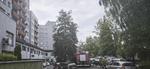Małe dziecko na parapecie zewnętrznym bloku