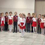Występ dzieci z Przedszkola Nr 7 w Stalowej Woli w Dziennym Domu "Senior+" z okazji Narodowego Święta Niepodległości