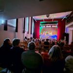 Klubowicze z Rozwadowskiego Klubu Seniora na występie "Przygody Skrzata Ananaska" teatru "Przytulanka"