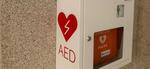 Defibrylator AED w budynku komendy - to urządzenie może uratować życie