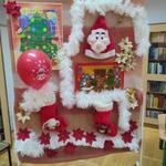 Uczestnicy DD Senior+ w Stalowej Woli na mikołajkowych warsztatach międzypokoleniowych w bibliotece