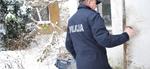 Policjanci sprawdzają miejsca przebywania osób bezdomnych