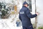 Funkcjonariusze sprawdzają miejsca przebywania osób bezdomnych