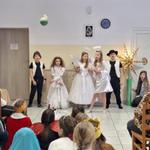 Uczniowie klasy 3a PSP nr 1 w Stalowej Woli wystąpili w Jasełkach dla uczestników Dziennego Domu "Senior+" w Stalowej Woli