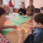 Uczestnicy DD Senior+ w Stalowej Woli na warsztatach międzypokoleniowych w bibliotece z okazji Dnia Kobiet