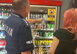Policjanci kontrolują przestrzeganie nocnego zakazu sprzedaży alkoholu