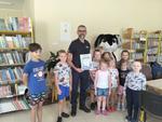 Dzielnicowy rozmawiał z dziećmi o bezpiecznych wakacjach