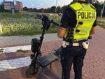 Policjanci kontrolują użytkowników hulajnóg elektrycznych