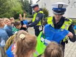 Policjanci rozmawiają z dziećmi o bezpieczeństwie