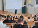 "Życie to nie gra. Masz je tylko jedno" - policjanci rozmawiają z młodzieżą o zagrożeniach